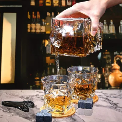  Carafe à whisky de qualité supérieure avec 4 verres dans une élégante boîte cadeau.  Carafe à liqueur en cristal sans plomb